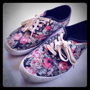 Women Floral shoes/ sneakers size 6.5